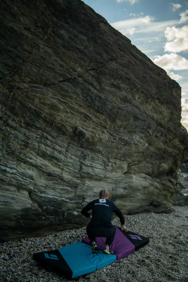 Bouldering pads arranged to cover an uneven landing zone