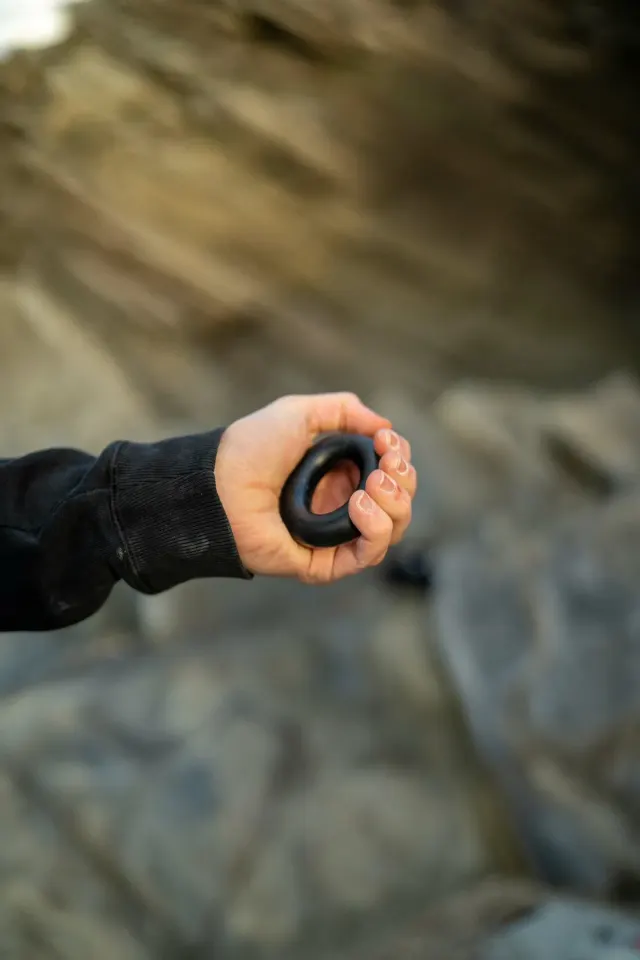 Finger antagonist training with resistance band tool