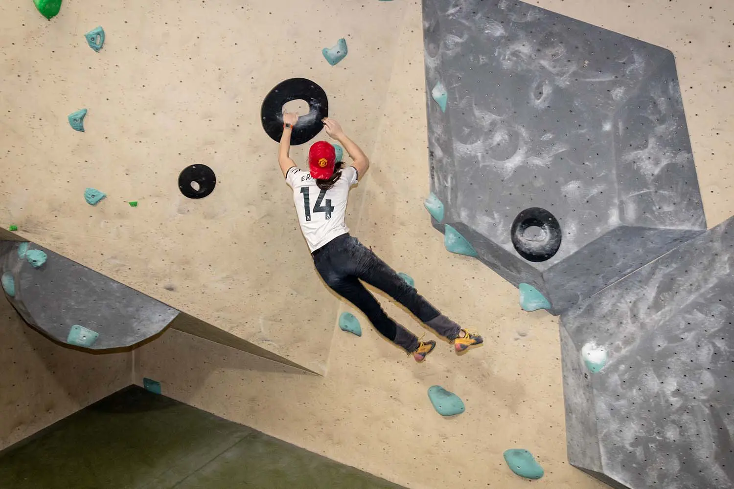 Bouldering technique: How to dyno like a pro