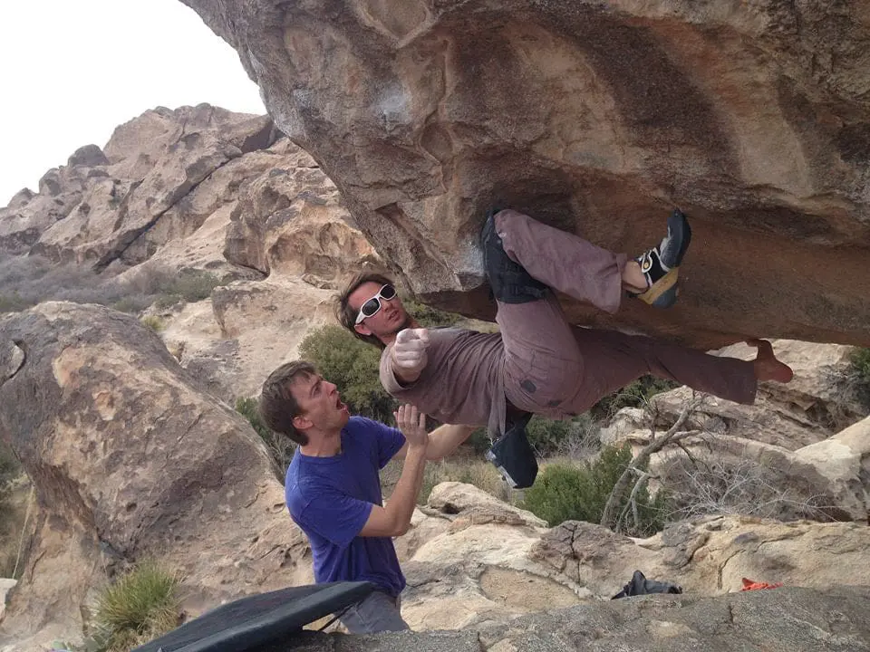 Bouldering technique: How to nail your first kneebar