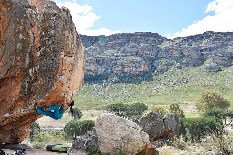 Highball bouldering: What is the difference to free solo?