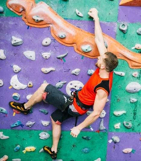 Bouldering technique: How to improve at climbing overhangs