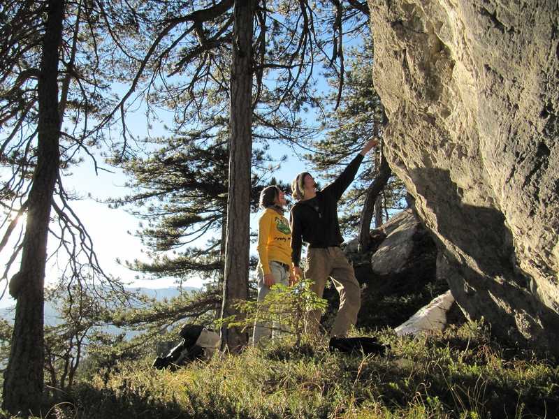 Highball bouldering: What is the difference to free solo?
