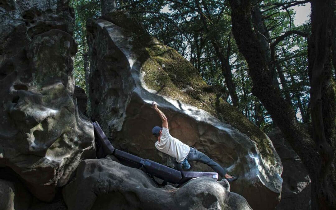 How to place bouldering pads and avoid injuries
